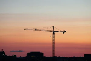 PENTINGNYA SERTIFIKASI OPERATOR OVERHEAD CRANE BAGI KESELAMATAN PRODUKSI