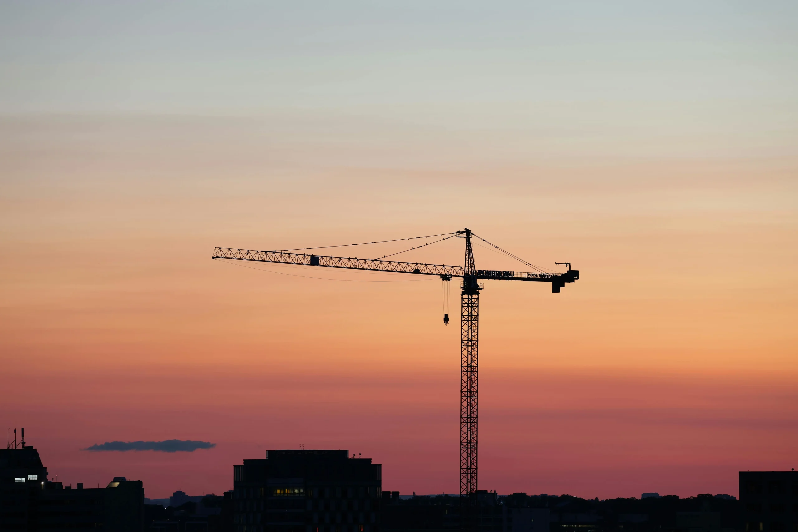 PENTINGNYA SERTIFIKASI OPERATOR OVERHEAD CRANE BAGI KESELAMATAN PRODUKSI