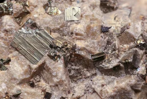 STRATEGI HILIRISASI MINERAL DENGAN PENDEKATAN KESELAMATAN DAN KEBERLANJUTAN