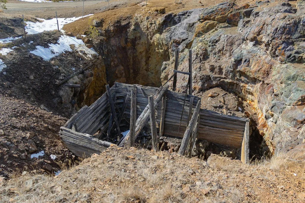 TEKNIK PENAMBANGAN QUARRY ANDESIT YANG AMAN BAGI PEKERJA