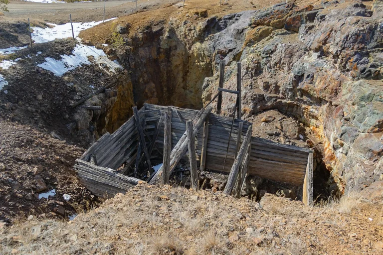 TEKNIK PENAMBANGAN QUARRY ANDESIT YANG AMAN BAGI PEKERJA