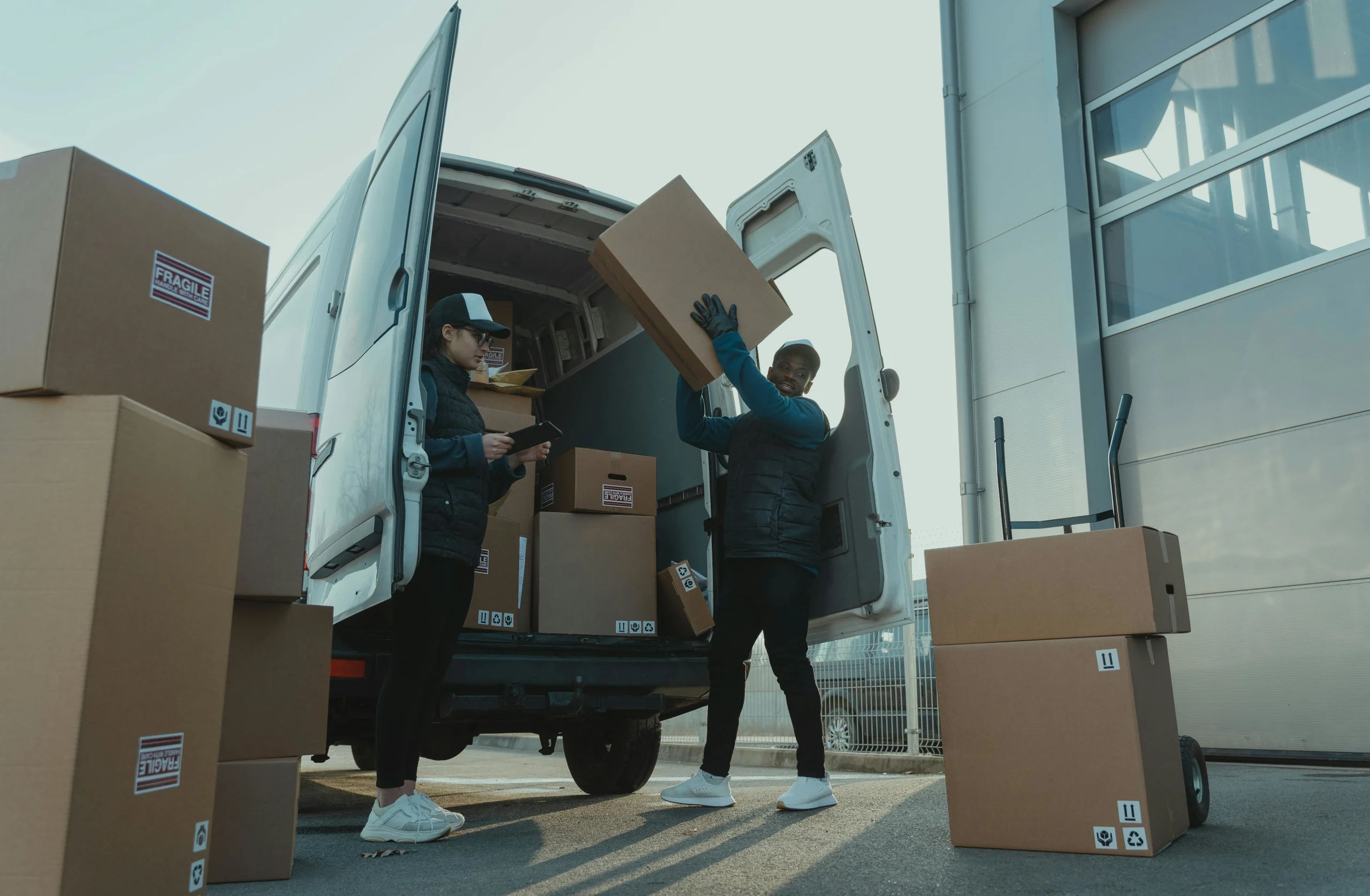 SISTEM TRANSPORTASI DAN DISTRIBUSI LOGISTIK YANG AMAN UNTUK MENCEGAH RISIKO KECELAKAAN